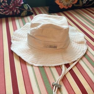 JACQUEMUS
Off-White 'Le Bob Artichaut' Bucket Hat